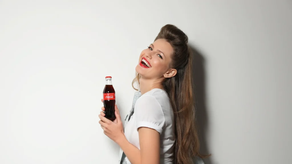 Branding ist extrem wichtig - hier wird eine Frau mit einer CocaCola Flasche gezeigt